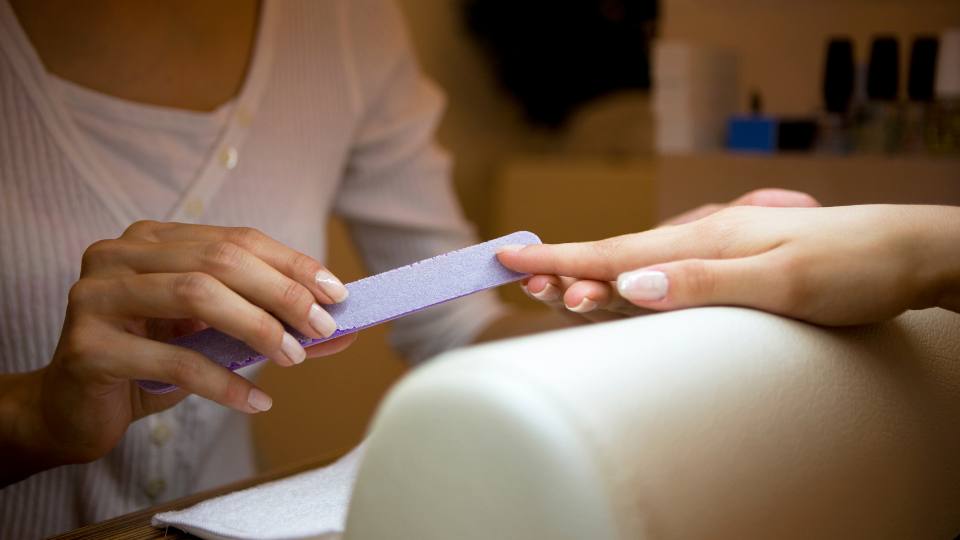 Perigos invisíveis na profissão de manicure